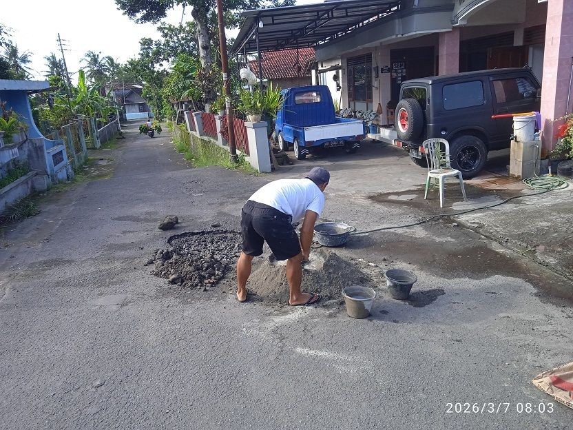 Perbaikan jalan kampung (ganjuran)