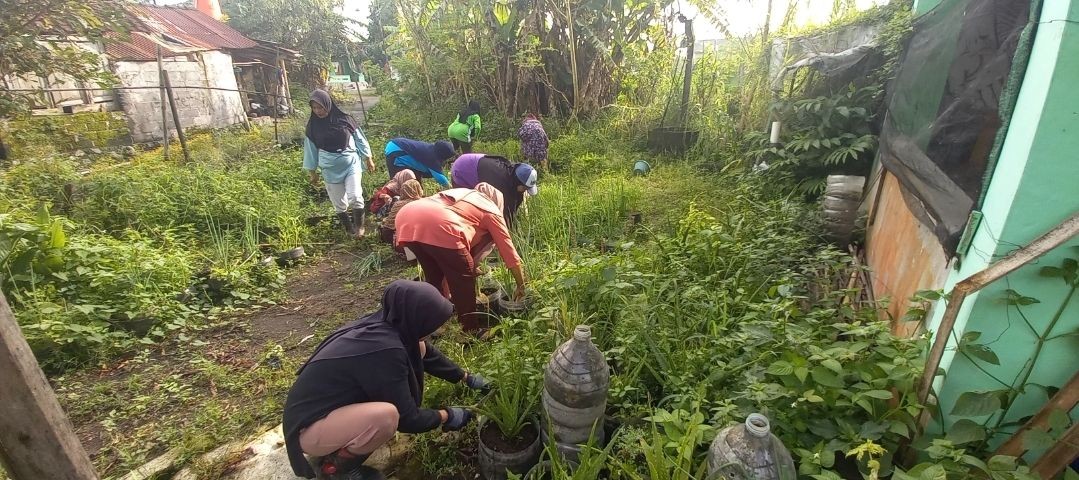 Kerjabakti bu-ibu KWT Mekar Lestari Kwadungan