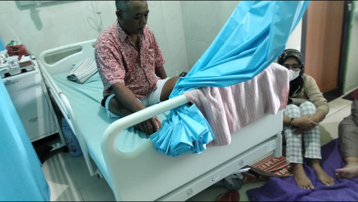 Menjenguk saudara yang sakit di RS (Dalem)