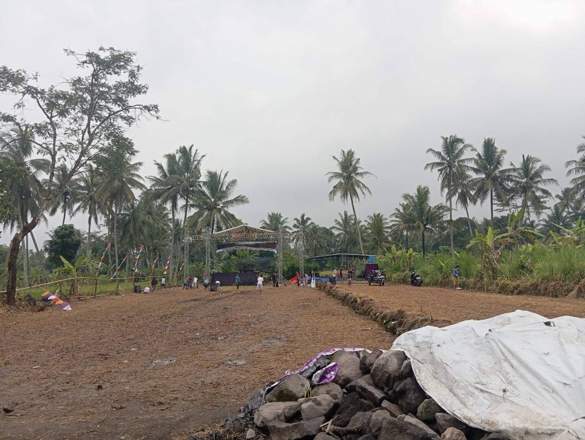 Kerja Bakti di Lokasi Pentas Seni Jatilan Klancingan