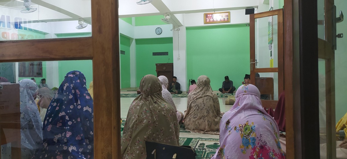 Sholat magrib dilanjut yasinan rutin malam Jumat Kalijeruk 2