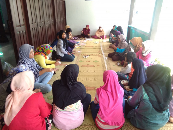 Ibu-ibu anggota Uppks