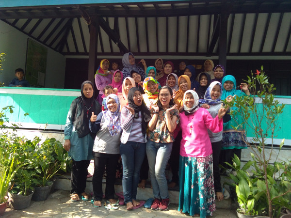 foto bersama kakak petra dan kalung hasil pelatihan 