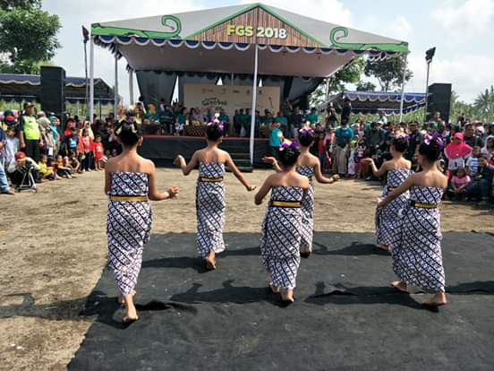 Tari penyambutan sebelum karnaval gerobak sapi