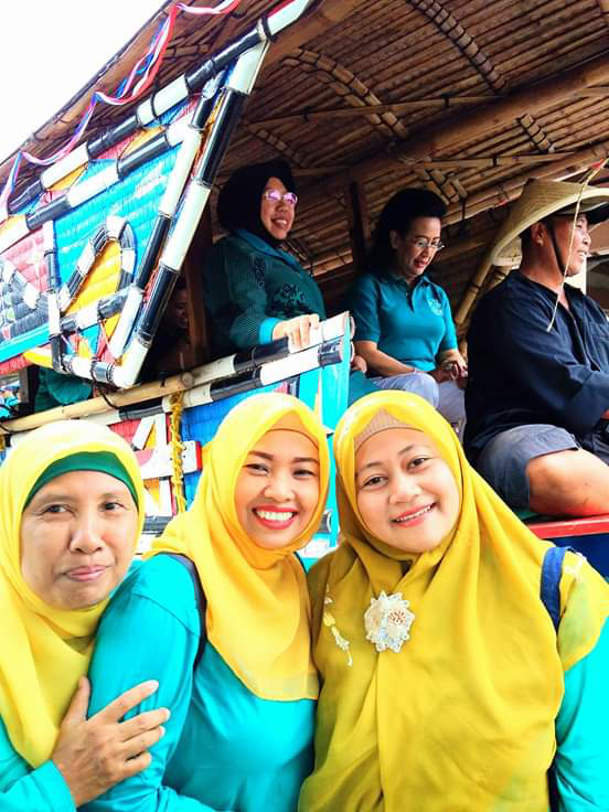 kanjeng Ratu Hemas ikut Pawai dengan naik Gerobak Sapi