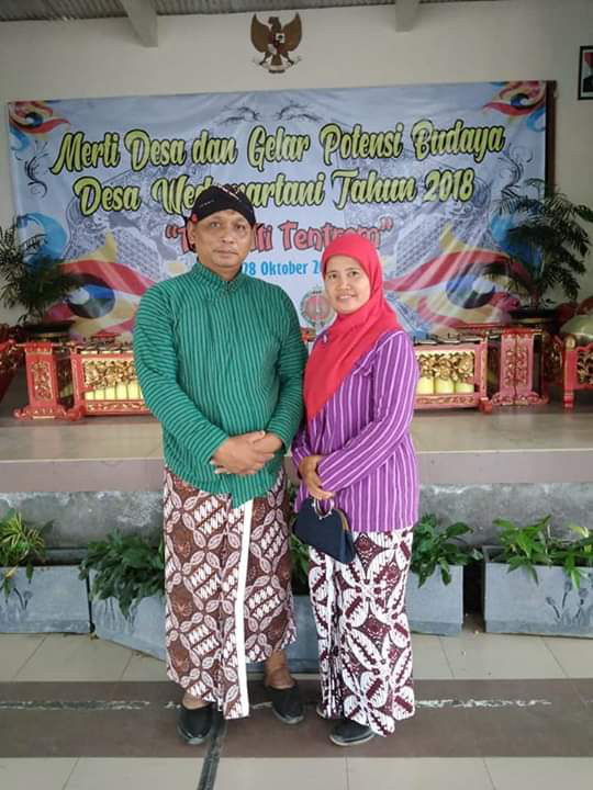 KEPALA DESA WEDOMARTANI BESERTA IBU