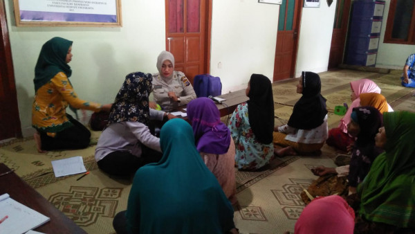 Dokpol Riini wuryani bersama lansia malangrejo