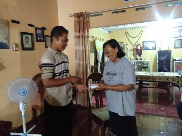 pemberian tanda kasih oleh ketua pokja kampung kb