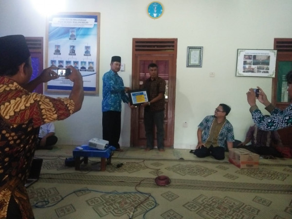 Pemberian Kenang-kenangan dari kabupaten Pangandaran