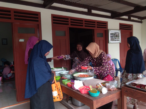 Pemberian PMT untuk penambahan Gizi Balita