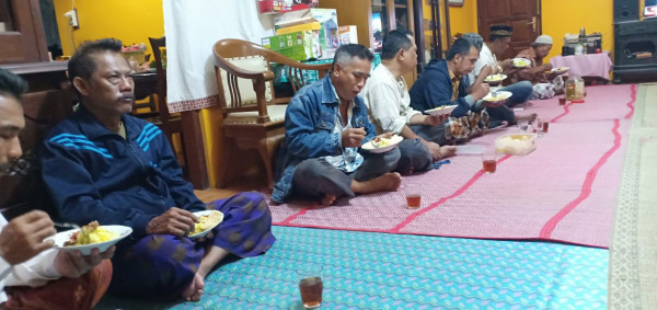 MAKAN BERSAMA SETELAH DOA DAN TAHLIL BERSAMA