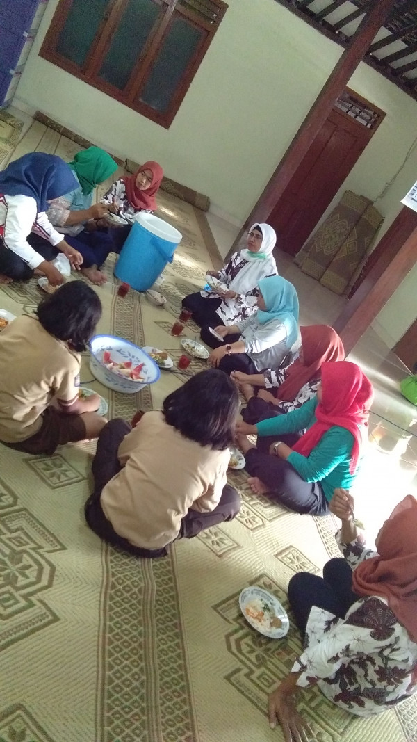 foto kader posyandu selesaiacara penimbangan