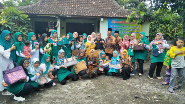 Foto bersama Rombongan camat dan TP PKK Mojotengah Wonosobo