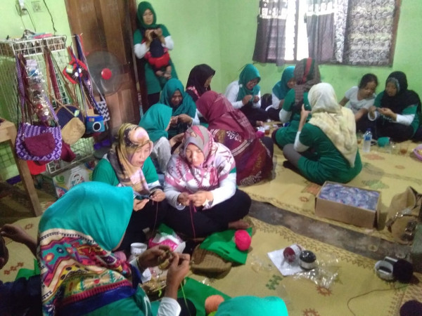 Antusias Rombongan TP PKK Mojotengah Wonosobo mengikuti pelatihan merajut