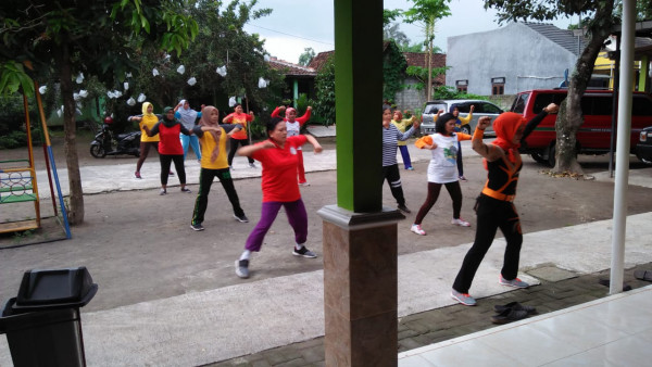 Senam rutin rabu sore