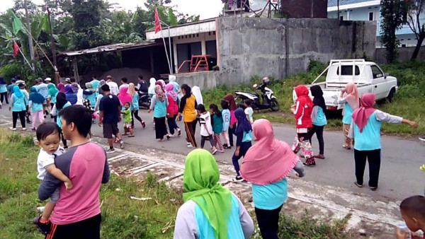 PELAKSANAAN JALAN SEHAT KELILING PADUKUHAN