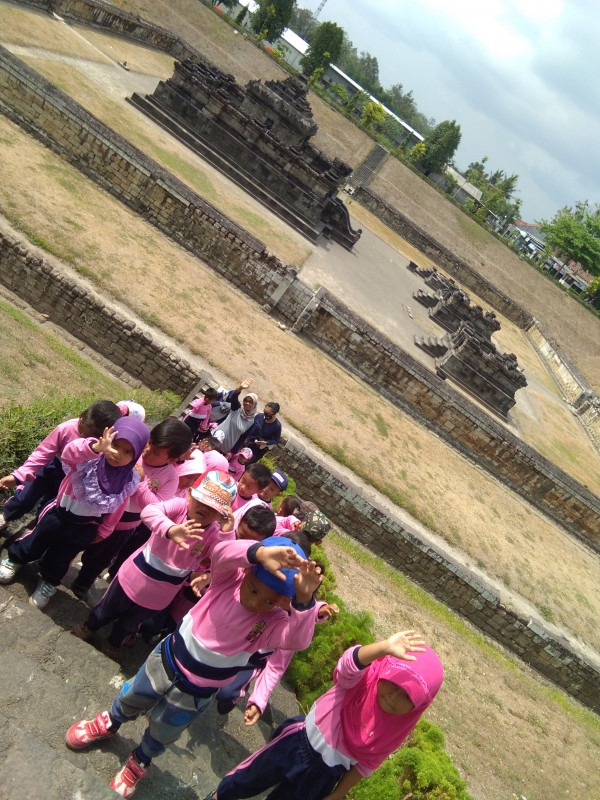 Kunjungan Budaya Paud PKK Mutiara Hati ke Candi sambisari