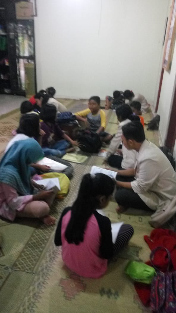 DENGAN RIANG GEMBIRA ANAK-ANAK INI MENGIKUTI KEGIATAN