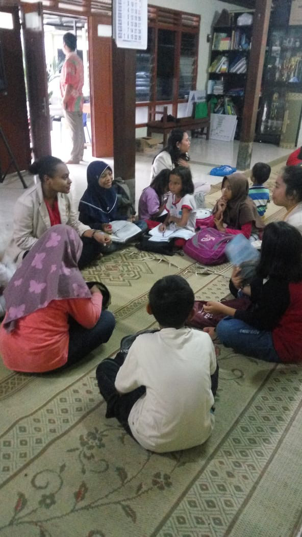 MAHASISWI SEDANG BERINTERAKTIF DENGAN PESERTA BIMBEL