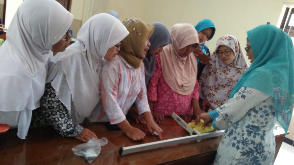 Demonstrasi cara penggunaan alat pengukur panjang badan balita oleh petugas peuskesmas Ngemplak II