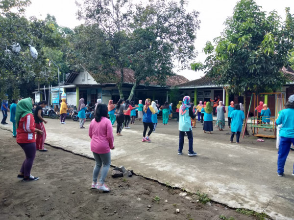 Antusias beberapa ibu yang mempunyai lansia mengikuti senam lansia