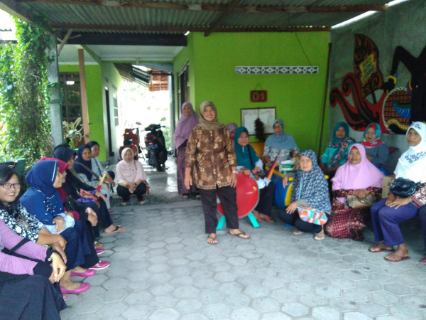 Persiapan ibu-ibu warga RT 01 RW 33 sebelum menjenguk bapak Kuadi