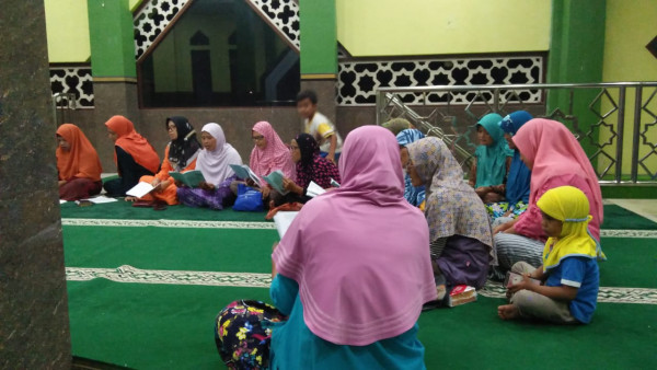 Antuasias Ibu-ibu belajar Hadroh