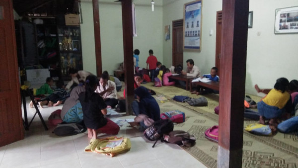 Belajar bersama mahasiswa Sanata Darma