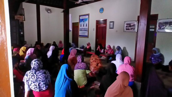 Anggota PKK Padukuhan antusias mendengarkan penyuluhan 