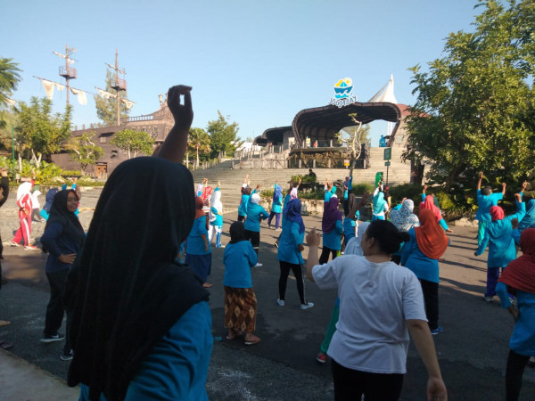 PELAKSANAAN SENAM RUTIN LANSIA SABTU PAGI DI HALAMAN JOGJA BAY
