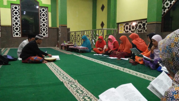 PELATIH HADROH MUHAMMAD IBNU MENYAMPAIKAN MATERI