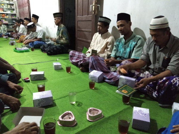 MENIKMATI HIDANGAN YANG DISEDIAKAN SOHIBUL BAID