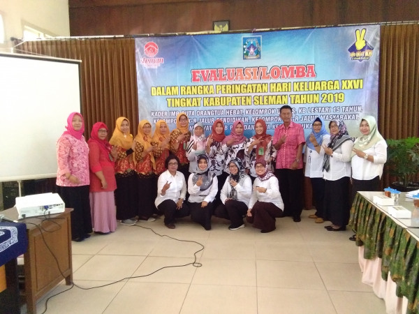 Foto Bersama dewan yuri dan dinas p3ap2kb