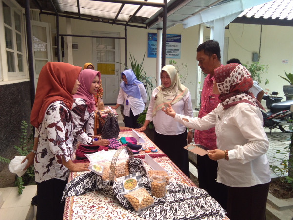 Kunjungan di stand produk uppks barokah
