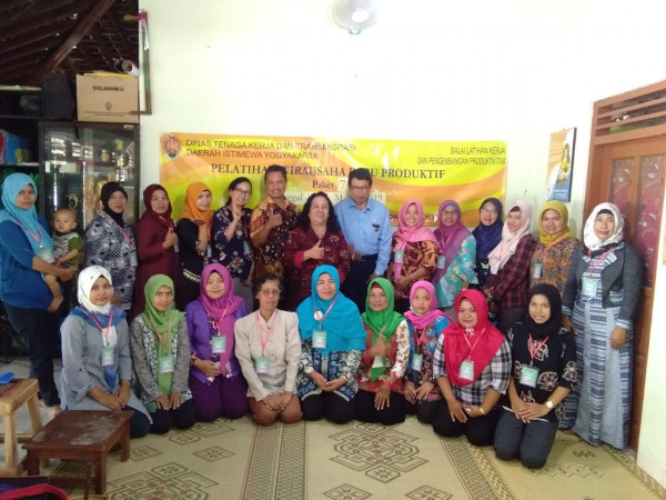 Foto bersama peserta dan dinas tenaga kerja dan trasmigrasi