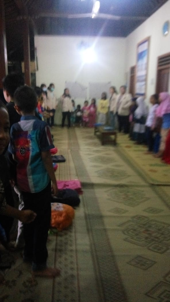 Bernyanyi sebelum belajar bersama di mulai