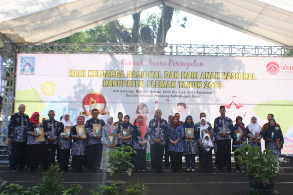 Foto  seluruh prestator se kabupaten sleman bersama  Bupati Sleman Sri Purnomo,MSi