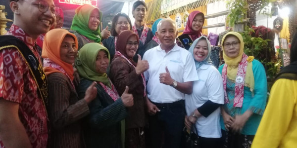 Bapak Bupati mengunjungi stand kecamatan ngemplak