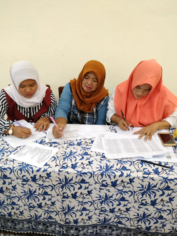 pengisian form updating data oleh kader malangrejo