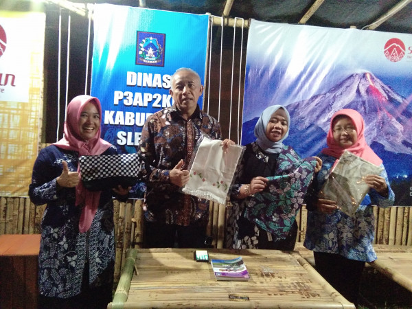 kunjungan bupati sleman di stand uppks 