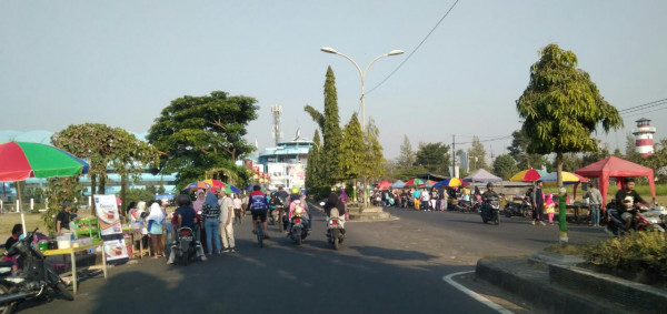 antusias warga sekitar mengunjungi pembukaan sunmor
