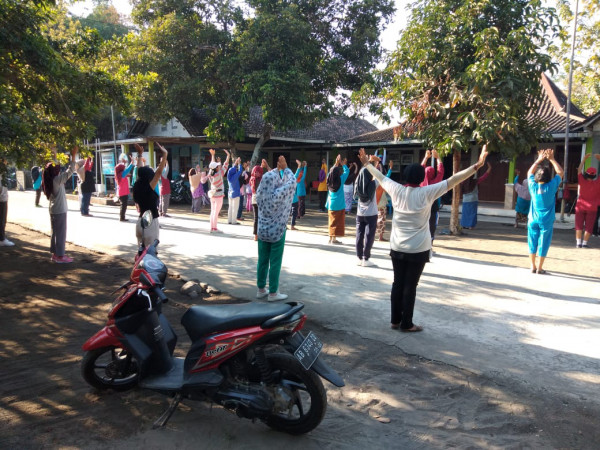 Senam Rutin Lansia dan Pemeriksaan Lansia