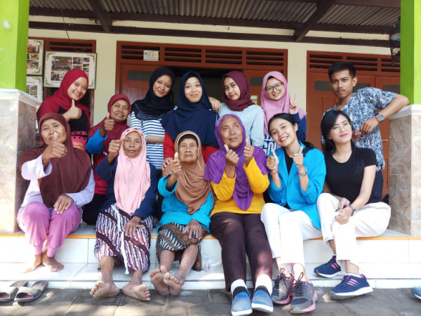 foto bersama mahasiswa unriyo setelah cek kesehatan