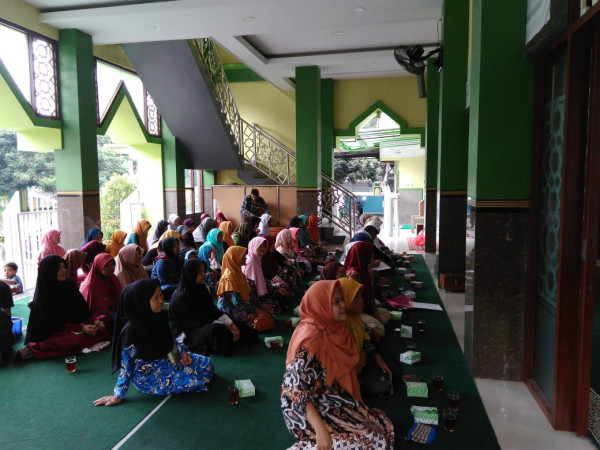 ibu2 yang mengikuti pengajian