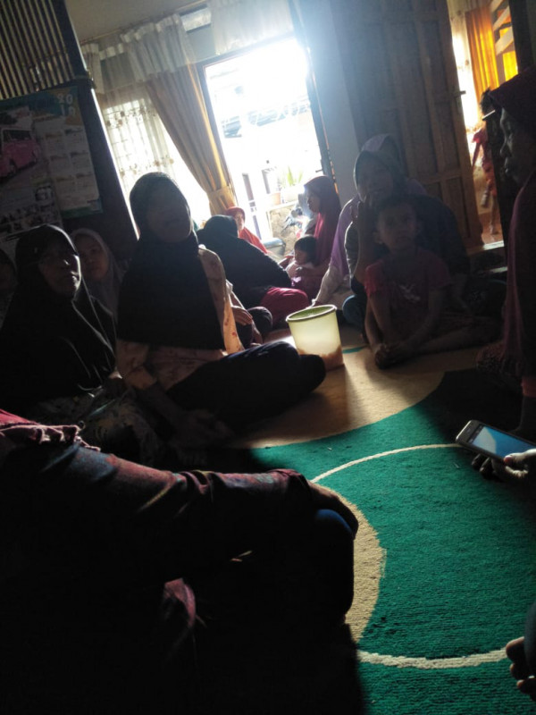 Rukun sosial menjenguk tetangga yang sakit