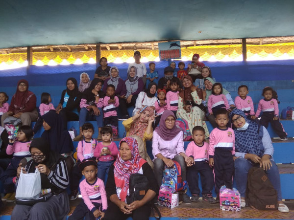 Menonton pentas lumba-lumba