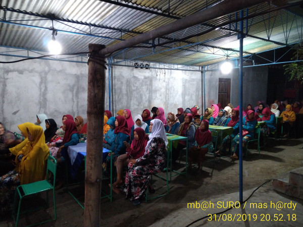 Ibu-ibu menghadiri acara