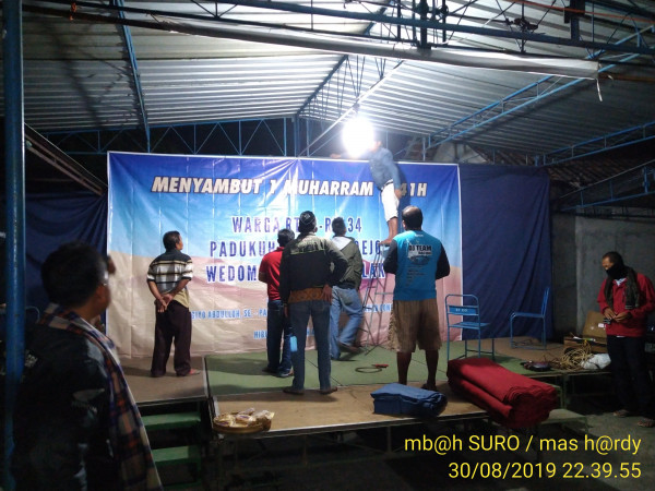 Saat kerja bakti persiapan tempat