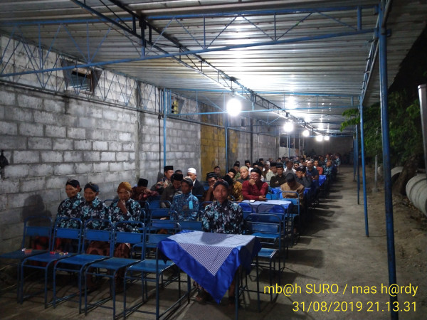 Sebagian bapak-bapak menghadiri acara