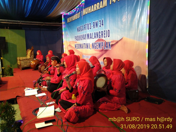 Hadroh Assakinah sedang menghibur